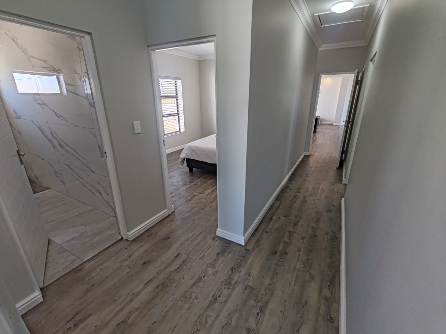 To Let 4 Bedroom Property for Rent in Hoogland Western Cape